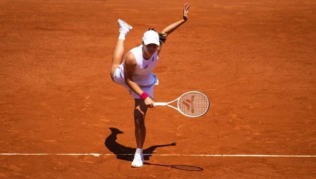 Swiatek stops Haddad Maia to reach third Roland Garros final
