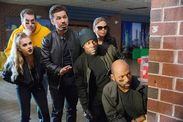 NIGHT SCHOOL, FROM LEFT, ANNE WINTERS, ROB RIGGLE, AL MADRIGAL, KEVIN HART, MARY LYNN RAJSKUB, ROMANY MALCO, 2018. PH: ELI JOSHUA ADE. ©UNIVERSAL PICTURES
