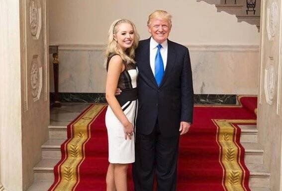 Trumpova druhá dcera si užívá luxusu. Cigárko na balkoně hotelu pro pracháče