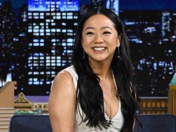 Stephanie Hsu describes watching 'Everything Everywhere All at Once' on a plane