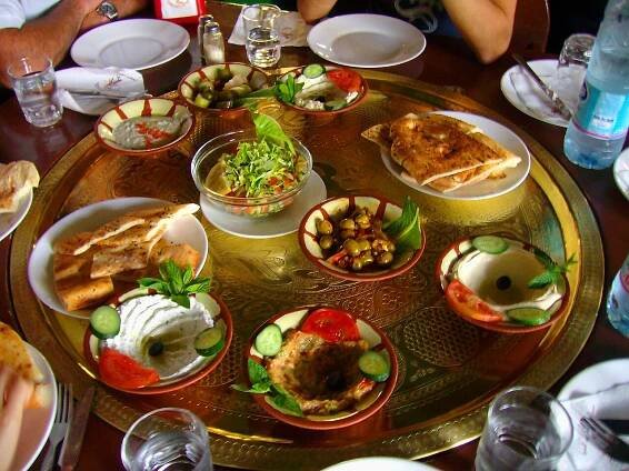 Mezze ve městě Petra v Jordánsku.