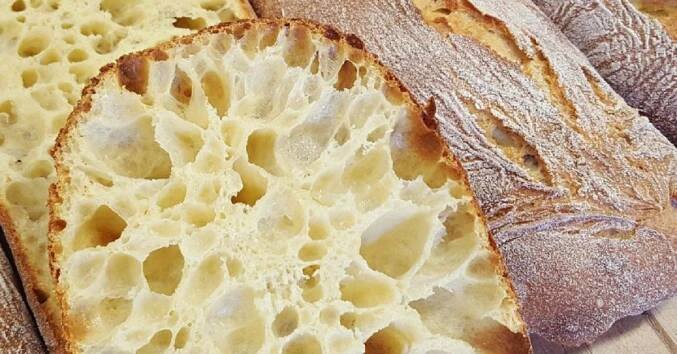 Vynikající, nadýchaný a jedinečný italský chléb si můžete doma připravit z pouhých 4 surovin! Ciabatta nevyžaduje domácí pekárnu ani speciální ošatku