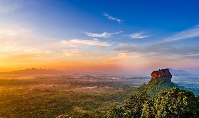 pohled na skálu sigiriya - lví skála - ze skály pidurangala na srí lance - šrí lanka - stock snímky, obrázky a fotky