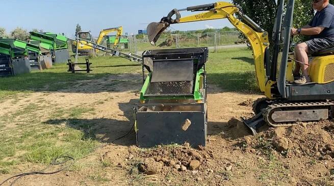 Vibrační třídič - katrovačka MS ATTO - kompaktní a mobilní řešení pro třídění zeminy, písku a sypkých materiálů s minibagrem. CZ SCREEN.