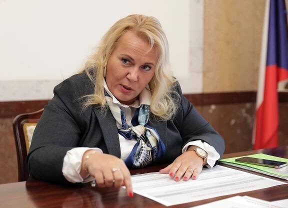Ministryně Dostálová: Stavební řízení si pohlídá stát, obce mohou být podjaté