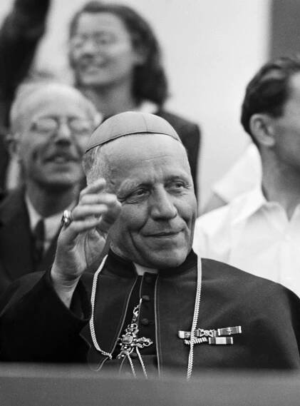 Kardinála Berana uvítají zvony, růži na rakev položí Šlechtová. Duka varoval před komunisty