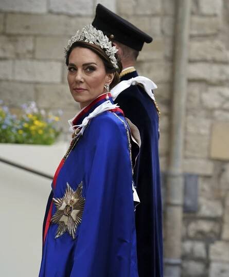 Princezna Kate neměla klasickou korunku, ale hlavu ozdobila unikátní čelenkou od Jess Collett a Alexandra McQueena. Náušnice pocházely z kolekce princezny Diany. 
