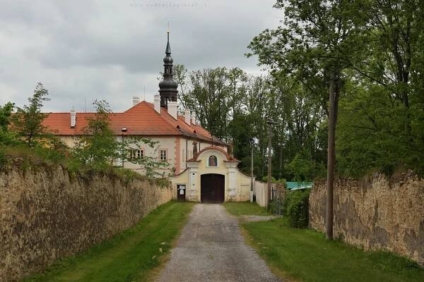 Červený Újezd, Klášter Hájek
