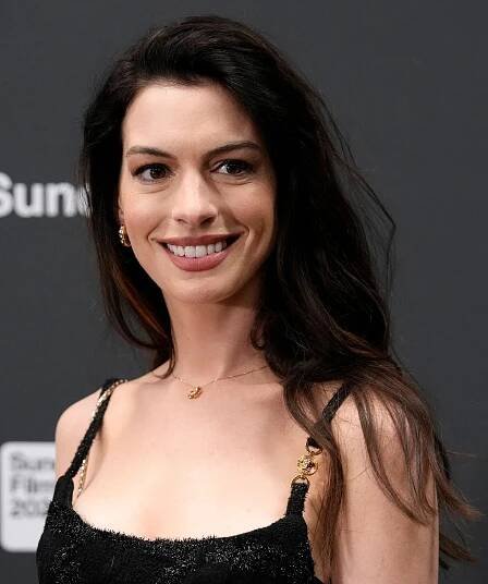 Chápete to? Anne Hathaway vypadá ve čtyřiceti úplně stejně jako před 22 lety v Deníku princezny. A ty nohy!