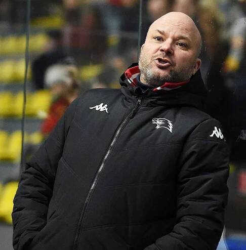 Hokejisté Znojma (bílé dresy) doma před Vánoci porazili Havířov 4:3.
