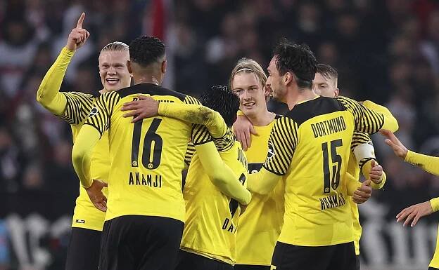 Dortmund díky Brandtovi vyhrál ve Stuttgartu a na Bayern ztrácí šest bodů