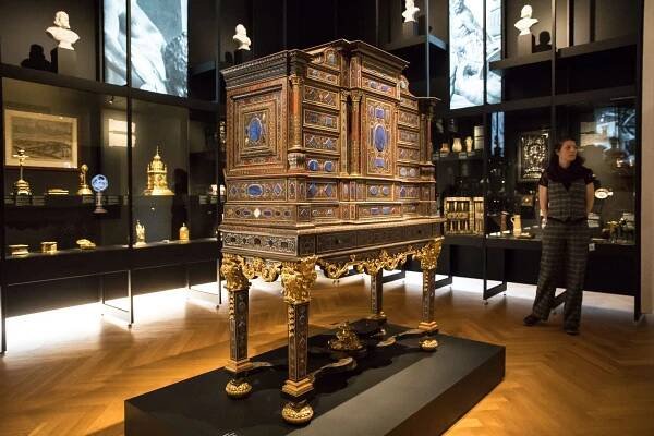 Obrazem: Jednou za dvacet let. Muzeum vystavuje kříže, šaty i čajové soupravy