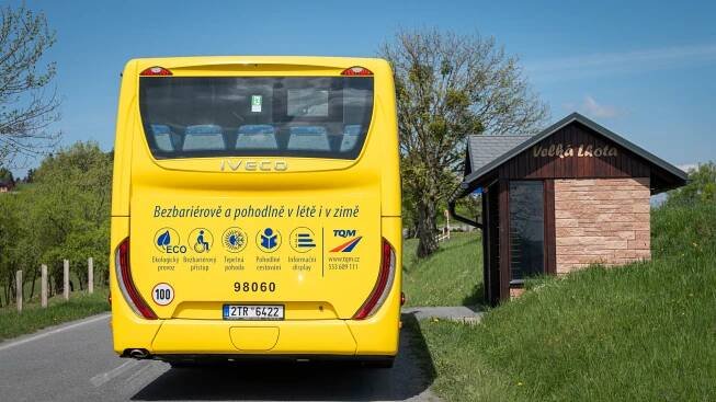 Ve Valmezu a Rožnově vyjely nové žluté autobusy
