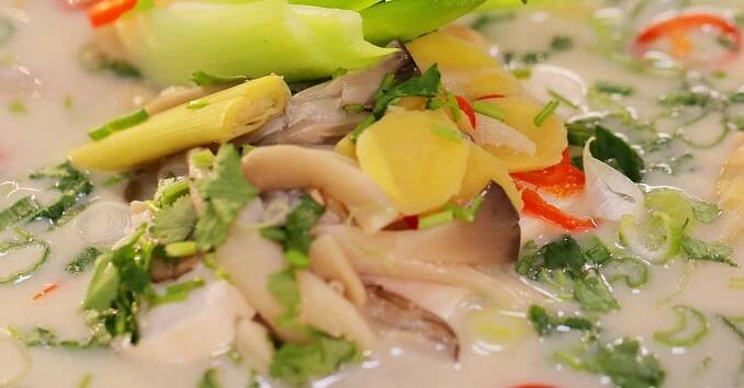 Polévka Tom Kha Kai s pak choi