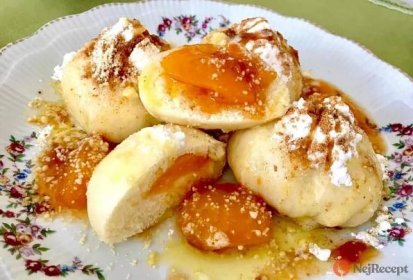 Meruňkové kynuté knedlíky vařené v páře podle tradičního receptu