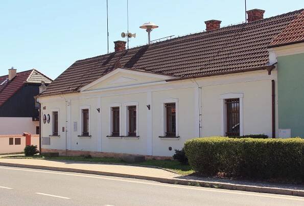Soubor:Kovanice, municipal office.jpg – Wikipedie