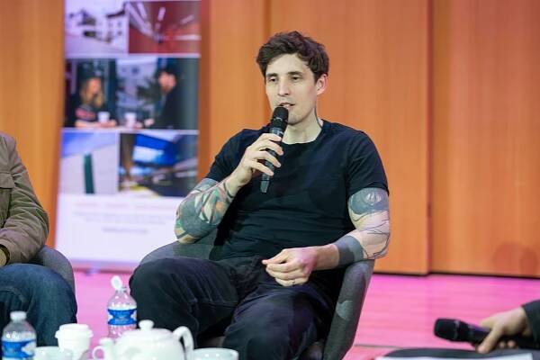 Novináři Čestmír Strakatý a Andreas Papadopulos zaplnili univerzitní aulu