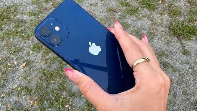 iPhone 12 mini byl od dob SE prvním malým telefonem v nabídce Applu