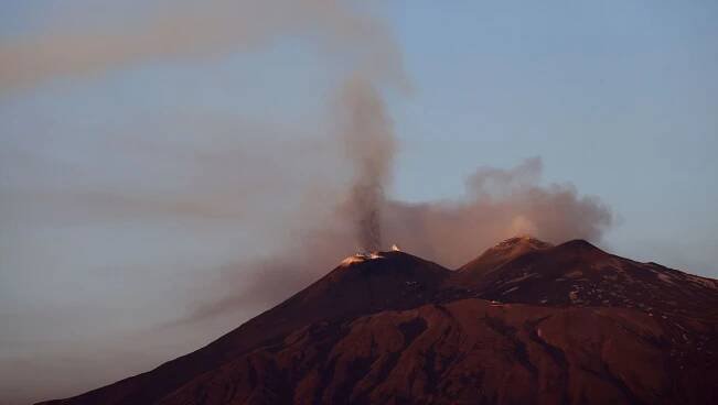Dáma prstenů tančí v oblacích dýmu: Etna znovu rozehrála ohnivou symfonii
