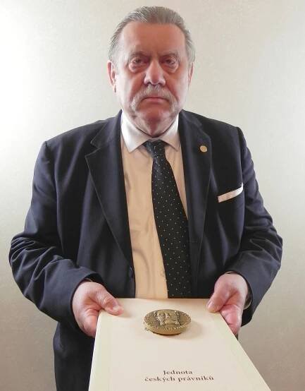 Laureáti medailí Antonína Randy za r. 2020 a 2021 15.10.2021 - Jednota českých právníků