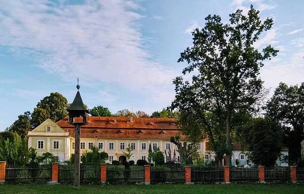 Zámek Luhov - Líšťany, Západní Čechy | Regiontourist.cz