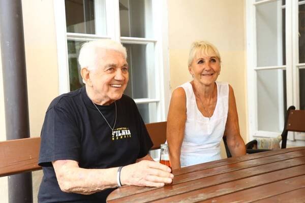 FOTO: Jiří Krampol se zaměstnankyní pečovatelského domu. – stránka 48