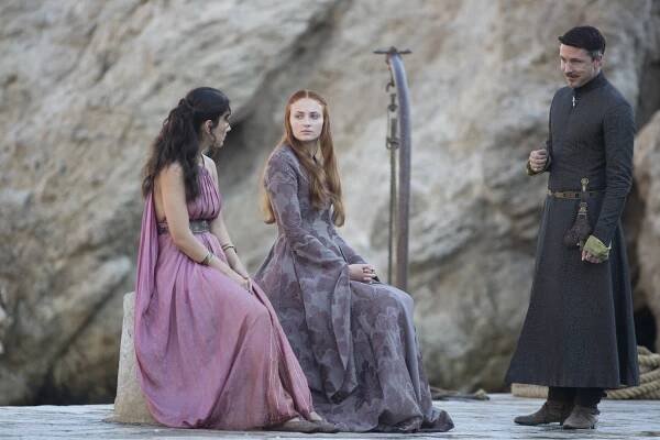 Hra o trůny - Série 3 - Každý musí sloužit - Z filmu - Sibel Kekilli, Sophie Turner, Aidan Gillen