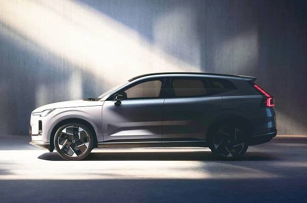 First Photos of the Upcoming Volvo XC70 Leaked, It's a BMW X3 Fighter