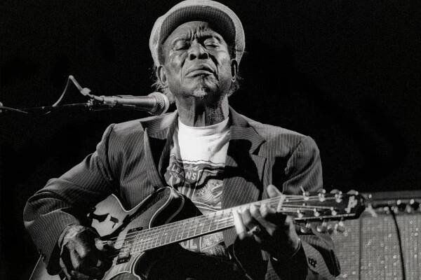David Honeyboy Edwards, Delta Bluesman, Dies at 96 - The New York Times