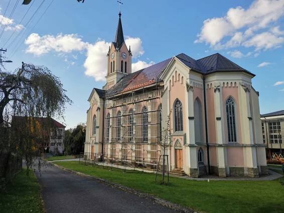 Druhá etapa prací na střeše farního kostela je u konce - Farnost Vidče