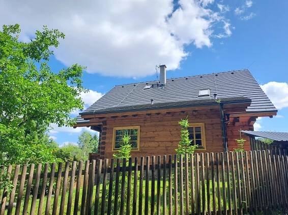 Splnila si sen a zprostředkovává ho lidem. Roubenka Kamennka láká a voní dřevem