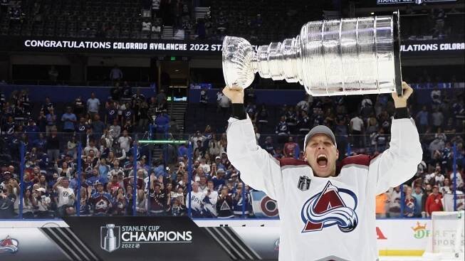 VIDEO: Vítěz Stanley Cupu splnil slib. Vzácný pohár naplnil zmrzlinou
