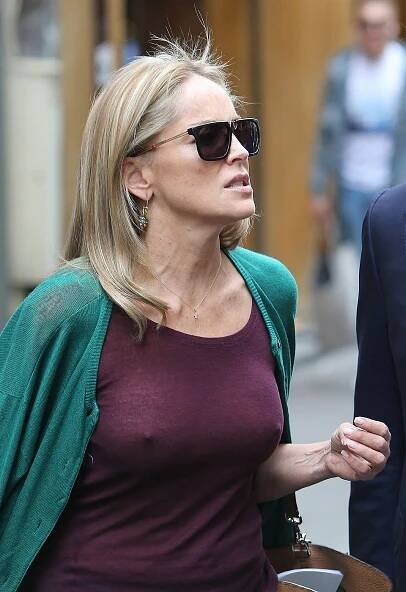 Ta se s tím nemazlí! Herečka Sharon Stone kašle na bonton, po ulicích Paříže chodí bez podprsenky