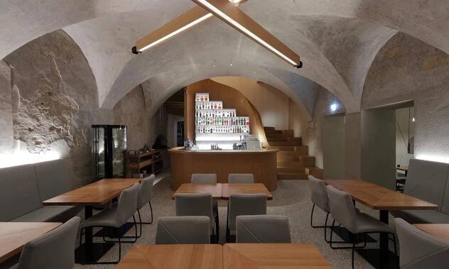 V rekonstruovaném pozdně gotickém domě z 15. století v Banské Bystrici se usadila restaurace Kút 12 – DesignMag.cz