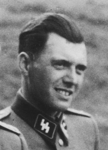 Soubor:Josef Mengele, Auschwitz. Album Höcker (cropped).jpg – Wikipedie