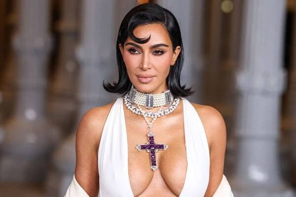 Kim Kardashian umístila kříž po princezně Dianě mezi svá bujná ňadra. Jak vulgární! Protestují lidé