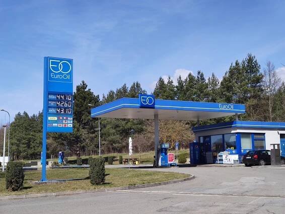 Ceny pohonných hmot klesají. Už se dá natankovat benzín i pod 40 korun za litr