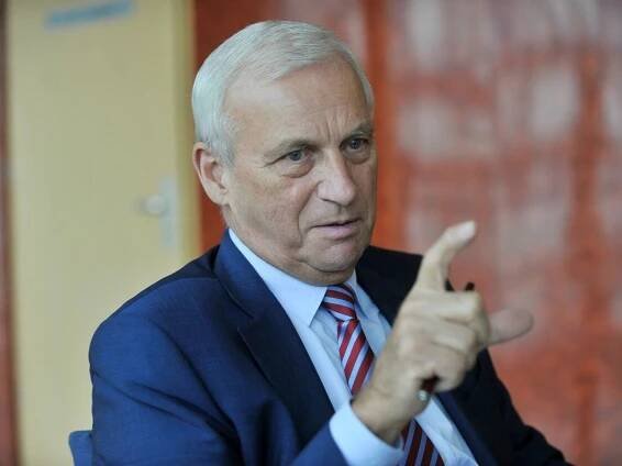 Stoklásek řeší v Rusku další problém. Tamní škola si nárokuje jeho výrobní techniku