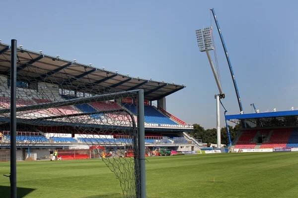 Podívejte se, jak na plzeňském stadionu rostou nové sloupy