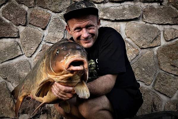 Proč kupovat drahé boilies? Takhle vypadá masový monster crab za 59 korun za kilo