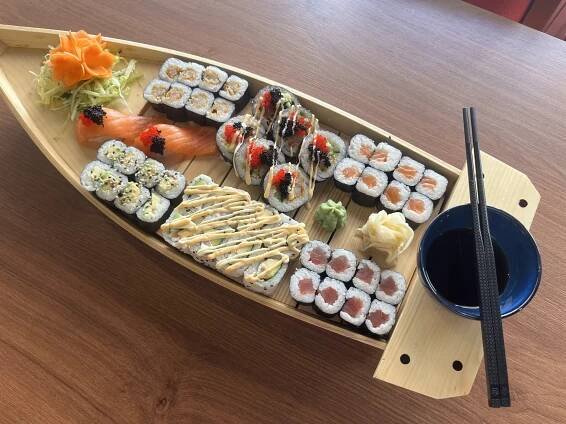 Sushi sety v restauraci YOMY sushi: maki i nigiri s lososem, tuňákem či krevetami, 24–62 ks