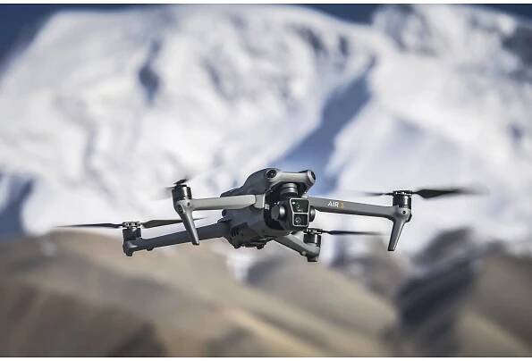 DJI Air 3 Fly More Combo (RC2) vč. Smart Controller dron RtF Snímání za letu dvojí kamerou, profi světle šedá