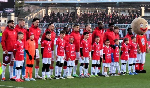 Funkci hlavního pořadatele FK Pardubice vykonává paní Lenka Dobešová.