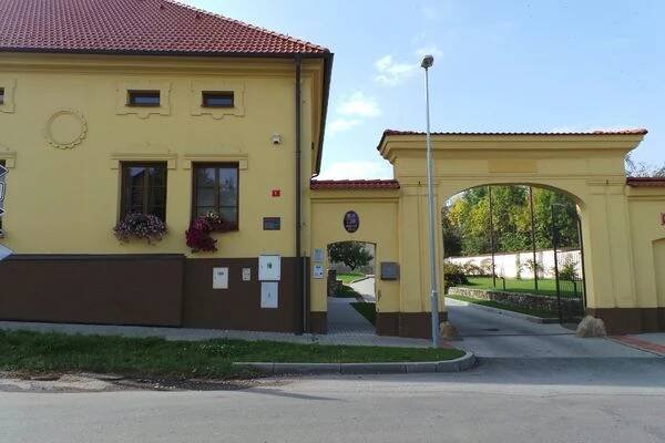 Zbuzany - obecní úřad foto 1