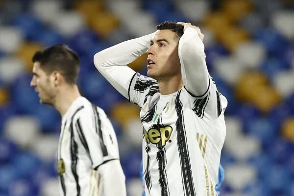 Nad budoucností Cristiana Ronalda v Juventusu visí otazníky. Paris Saint-Germain loví stopera