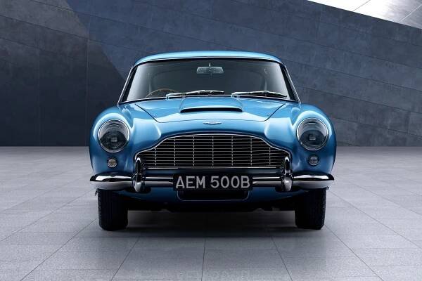 Aston Martin DB5 slaví 60 let, automobilka ho ukázala po boku nejnovějšího potomka