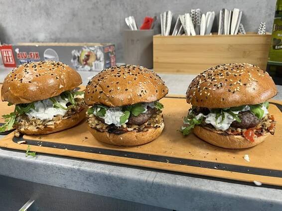 Klasický cheeseburger na grilu - hotové v kuchyni