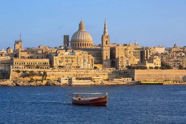 Malta, Valletta, panorama anglikánské katedrály svatého Pavla a karmelitánský kostel při pohledu ze Sliemy