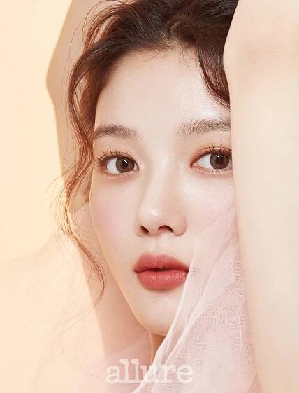 Kim Yoo Jung v rozhovore pre Allure prezradila, ako ju ovplyvňuje jej láska k umeniu pri výbere hereckýh rolí - Asianstyle