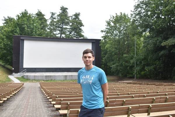 Tvůrce atomové bomby a Barbie za zvuku cikád. Letní kino Širák uvede hity sezóny